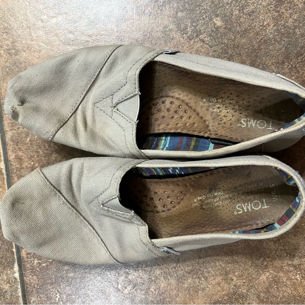 TOMS Women’s Light Gray Slip-On Loafers